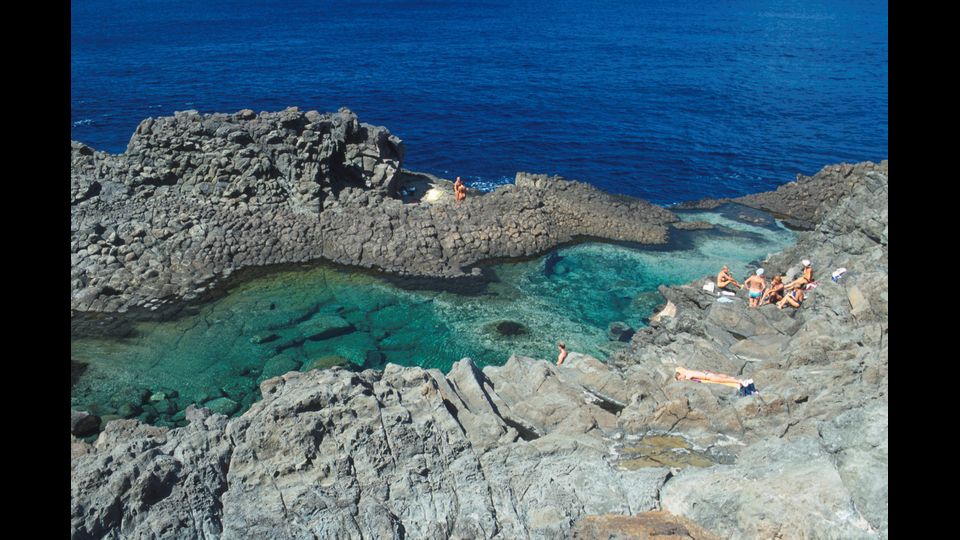 Terra di vini dai profumi inebrianti, spezie e vegetazione rigogliosa, Pantelleria e' un paradiso terrestre tra Sicilia e Tunisia. Selvaggia, in alcuni punti inaccessibile, l'isola d'estate e' meta di un turismo ricercato, fuori dalle rotte dei viaggi di massa convenzionali. Per questo viene considerata la perla rara del Mediterraneo (Foto Afp)