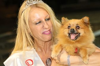 &nbsp;Meris Poli, miss suocera 2016, con il cagnolino