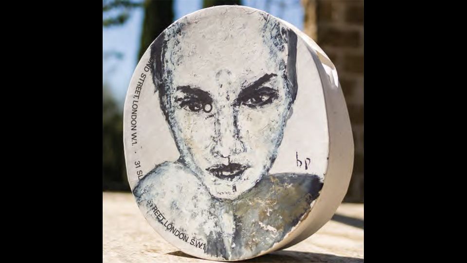 Cappelliera Chanel, 2013, acrilico su scatola, 32 x 32 x 14 cm&nbsp;