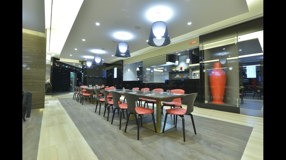 A questo spazio si aggiungono un'area buffet e una zona bar dove degustare, tra l'altro, una selezione di pregiati vini italiani o il tipico aperitivo preparato da barman professionisti&nbsp;