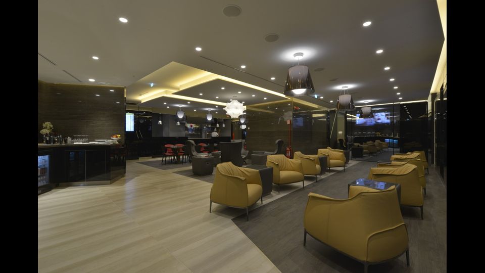 Gli spazi interni - l'atrio di accoglienza, le zone per il relax e per la conversazione, le aree destinate alla ristorazione - sono stati studiati per essere il piu' simile possibile a quelli di una casa privata&nbsp;