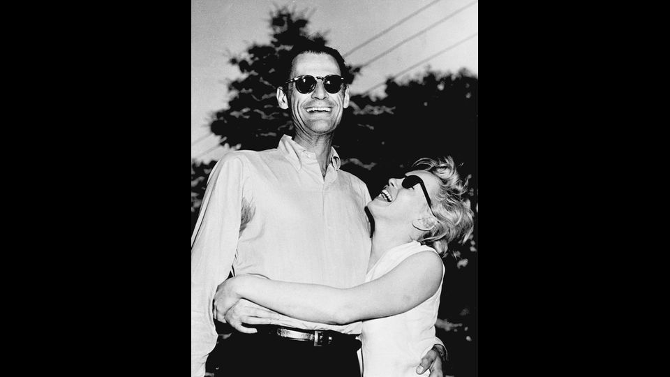 Connecticut, giugno 1956, Arthur Miller e l'attrice Marilyn Monroe pochi giorni prima di sposarsi&nbsp;