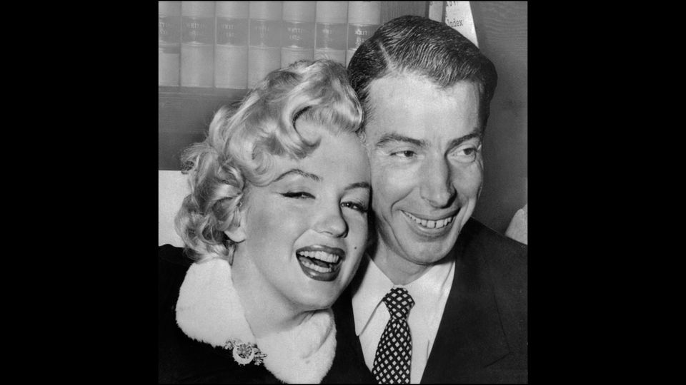 1 aprile 1954  Marilyn Monroe e la leggenda del baseball Joe Di Maggio durante la loro cerimonia di nozze a San Francisco City&nbsp;
