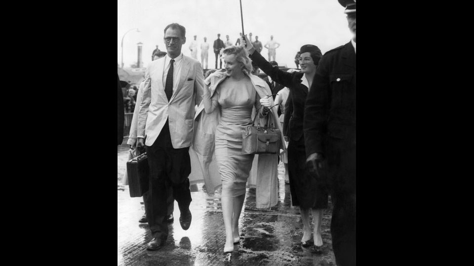 Marilyn Monroe accompagnata dal marito Arthur Miller all'aeroporto di Londa (1956)&nbsp;
