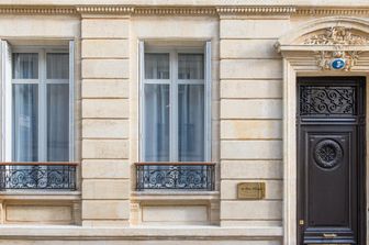 Per chi ha la fortuna di avere i biglietti per seguire dal vivo gli Europei, ecco hotel e b&amp;b, suggeriti da Booking.com, a poca distanza dagli stadi principali in cui si disputeranno le partite.&nbsp;Si parte da Bordeaux con&nbsp;Le Clos d&rsquo;Emilie, unbed and breakfast&nbsp;a pochi chilometri dallo stadio Matmut Atlantique