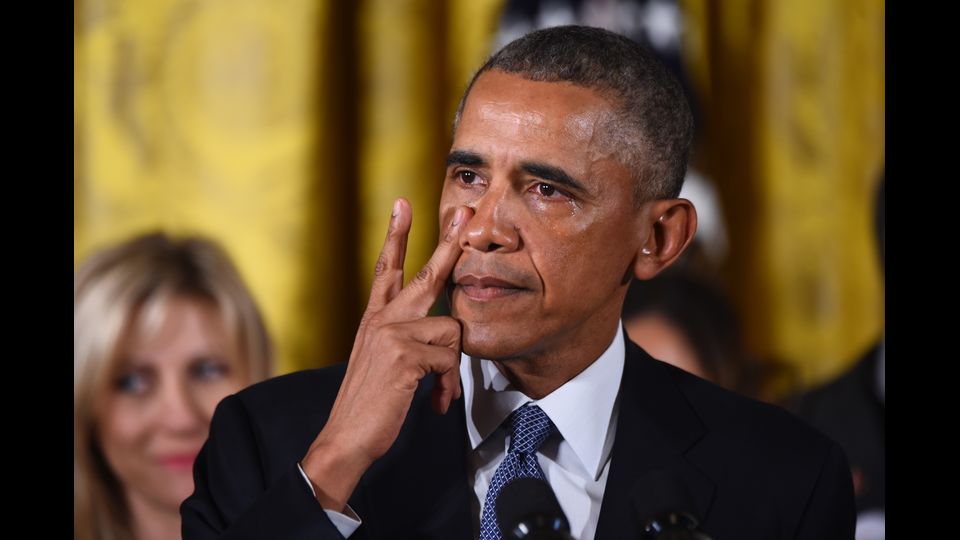 Il presidente degli Stati Uniti Barack Obama in lacrime mentre parla dell'emergenza armi negli USA il 5 gennaio 2016 alla Casa Bianca&nbsp;