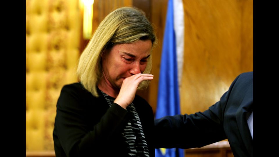 Il capo della diplomazione UE Federica Mogherini si commuove ad Amman, apprendendo le notizie degli attentati a Bruxelles il  22 marzo 2016&nbsp;