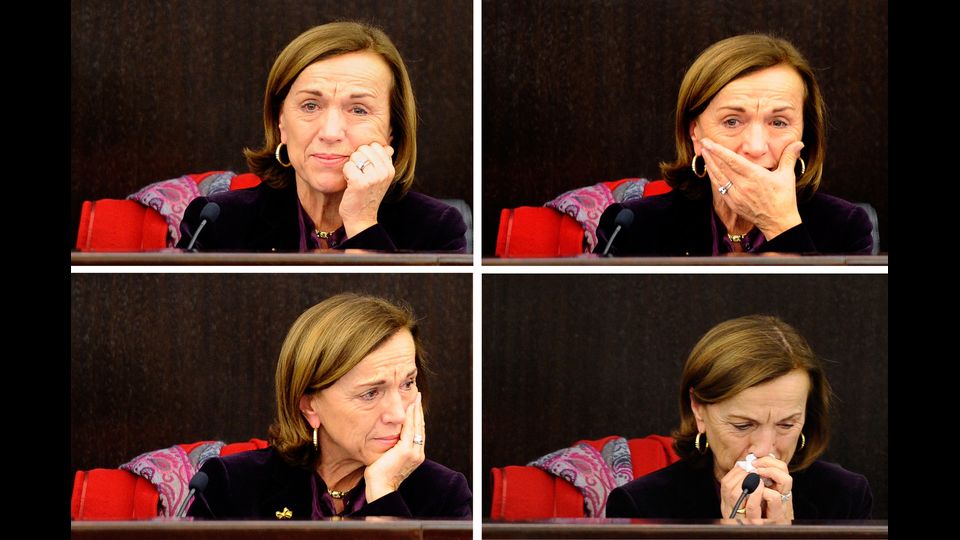Il ministro del Welfare Elsa Fornero, scoppia in lacrime durante la conferenza stampa sulla riforma delle pensioni il 4 dicembre 2011&nbsp;