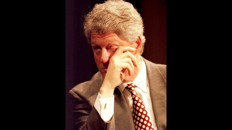 Bill Clinton si asciuga le lacrime nel corso di un forum contro la criminalita' a New York. E' il 10 marzo 1994 e il presidente Usa e' sopraffatto dall'emozione nell'ascoltare una testimonianza di un uomo parzialmente paralizzato da un colpo di pistola&nbsp;
