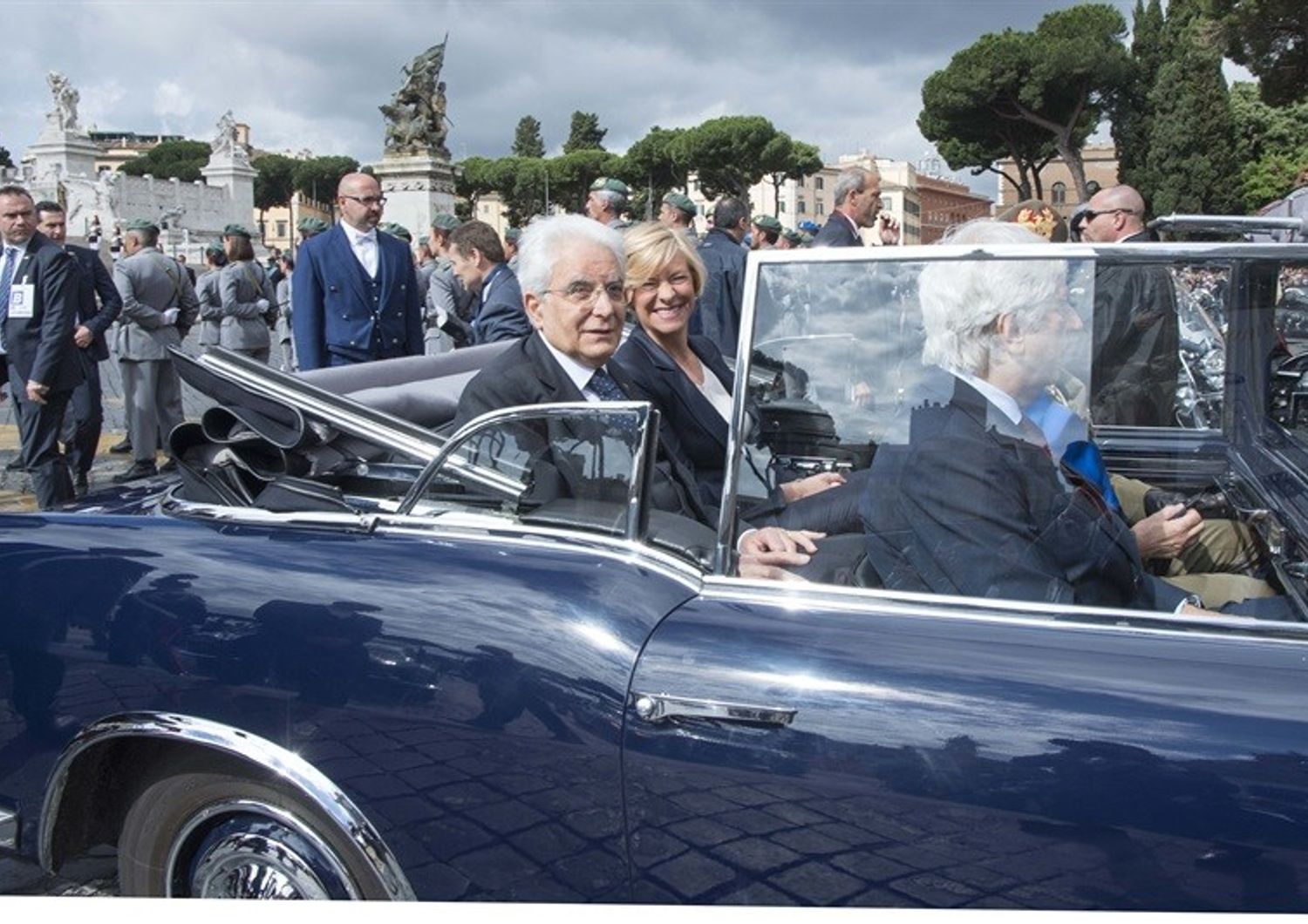 &nbsp;Festa della Repubblica 2 giugno, Mattarella e Pinotti sulla Flaminia scoperta del Quirinale