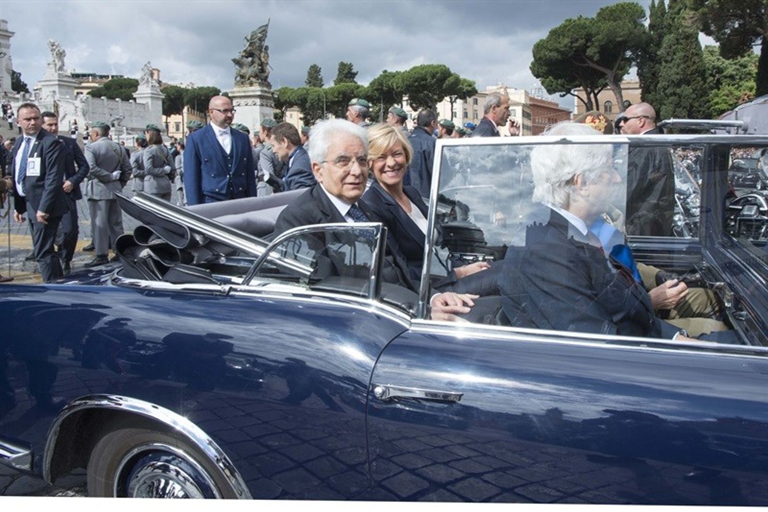 &nbsp;Festa della Repubblica 2 giugno, Mattarella e Pinotti sulla Flaminia scoperta del Quirinale