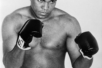 Muhammad Ali (Cassius Clay) &egrave; diventato campione olimpico dei pesi massimi nel 1960, poi campione del mondo dei pesi massimi per la prima volta nel febbraio 1964 contro Sonny Liston.  Muhammad Ali ha vinto la medaglia olimpica &nbsp;dei pesi massimi a Roma nel 1960, a 18 anni, e il titolo professionale mondiale dei pesi massimi per la prima volta nel febbraio 1964 contro Sonny Liston&nbsp;