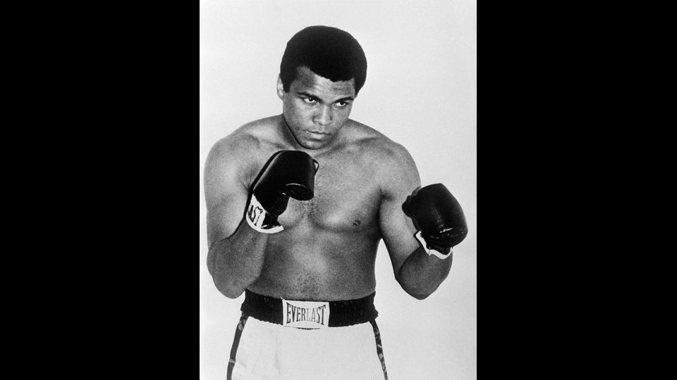 Muhammad Ali (Cassius Clay) &egrave; diventato campione olimpico dei pesi massimi nel 1960, poi campione del mondo dei pesi massimi per la prima volta nel febbraio 1964 contro Sonny Liston.  Muhammad Ali ha vinto la medaglia olimpica &nbsp;dei pesi massimi a Roma nel 1960, a 18 anni, e il titolo professionale mondiale dei pesi massimi per la prima volta nel febbraio 1964 contro Sonny Liston&nbsp;