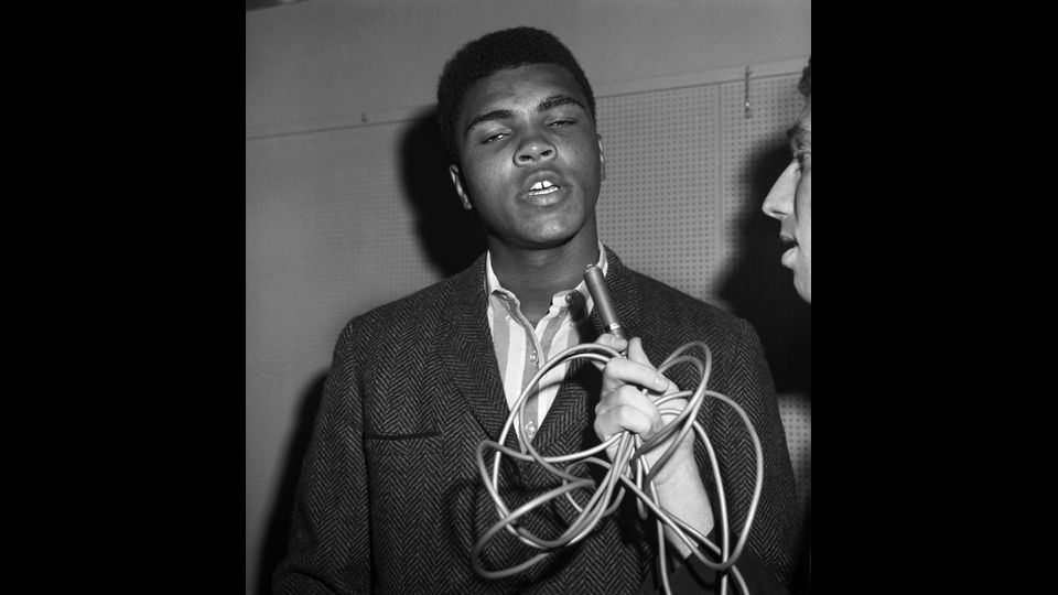 Foto scattata il 28 febbraio del 1967, a New York, durante la conferenza stampa del campione del mondo dei pesi massimi Cassius Clay (Muhammad Ali), mentre annuncia di essere diventato membro della Nation of Islam e convertito alla fede musulmana&nbsp;