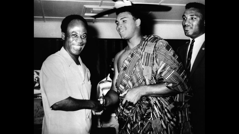 Muhammad Al&igrave; accolto dal presidente del Ghana Kwame Nkrumah, il 23 maggio 1964 in un viaggio di un mese in Africa e Medio Oriente come membro della Nation of Islam