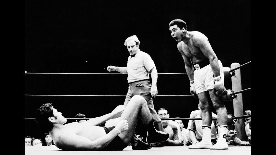 Il pugile americano Muhammad Ali (Cassius Marcellus Clay Jr. nato il 17 gennaio 1942) tre volte campione del mondo dei pesi massimi e vincitore di una medaglia d'oro olimpica , durante un incontro a Tokyo, 1 luglio 1976 &nbsp;
