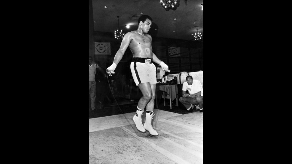 Muhammad Ali  durante una sessione di allenamento il 23 aprile 1976 a Washington prima dell'incontro di box con Jimmy Young il 30 aprile 1976 a Landover, nel Maryland.&nbsp;