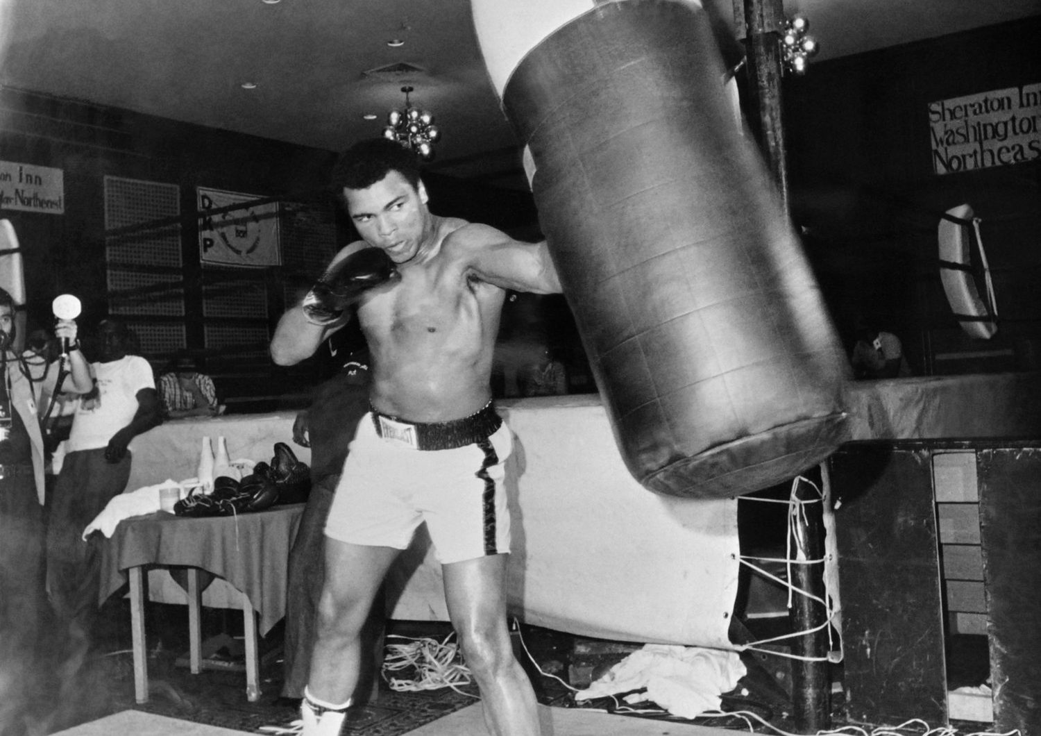 &nbsp;Muhammad Ali durante una sessione di allenamento il 23 aprile 1976 a Washington prima dell'incontro di box con Jimmy Young il 30 aprile 1976 a Landover, nel Maryland.&nbsp;