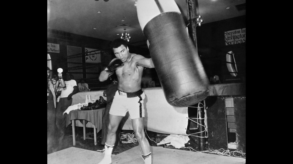&nbsp;Muhammad Ali durante una sessione di allenamento il 23 aprile 1976 a Washington prima dell'incontro di box con Jimmy Young il 30 aprile 1976 a Landover, nel Maryland.&nbsp;