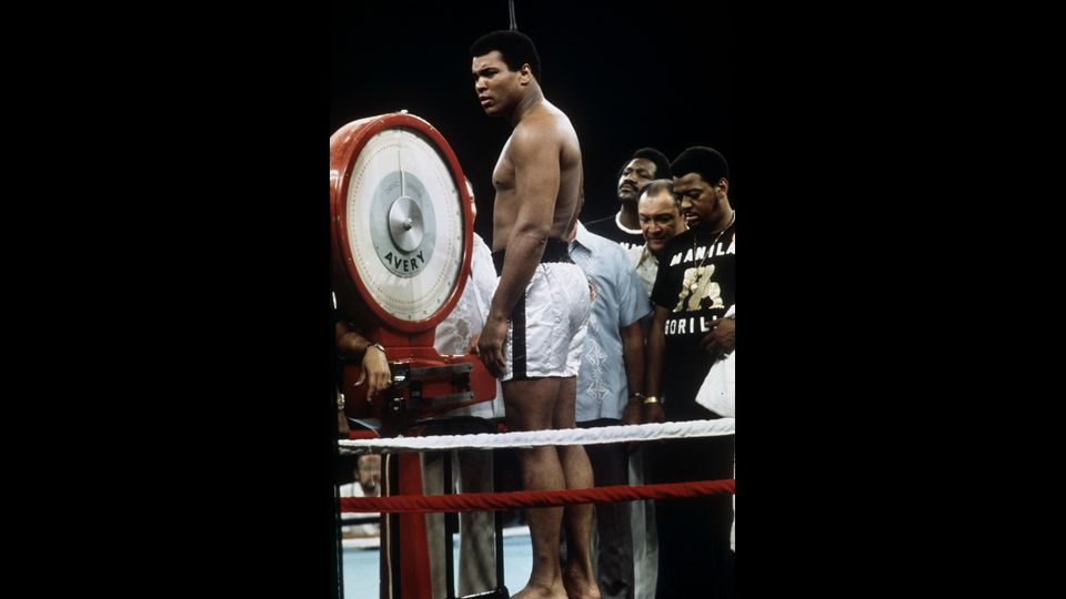 Il peso massimo Muhammad Ali prima dell'incontro di boxe contro il leggendario Joe Frazier, il 30 settembre del 1975 &nbsp;