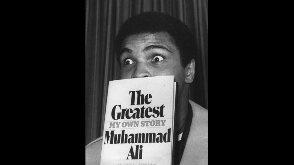 Muhammad Al&igrave; durante una conferenza stampa presso l'hotel Savoy di Londra 1976
