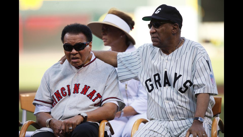 Bill Cosby (a destra) siede con il campione Muhammad Ali. Entrambi hanno ricevuto la &quot;Major League Baseball Beacon Awards&quot; il 20 giugno 2009 a Cincinnati, Ohio&nbsp;