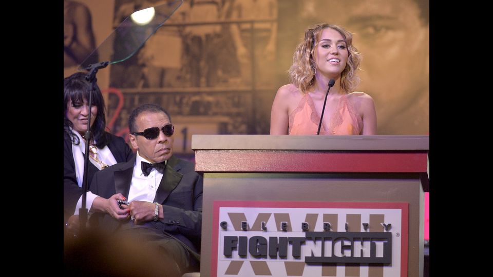 Al&igrave; e l'attrice-cantante Miley Cyrus sul palco durante  il  &quot;Fight Night XIII&quot;, il 24 marzo 2012 a Phoenix, Arizona