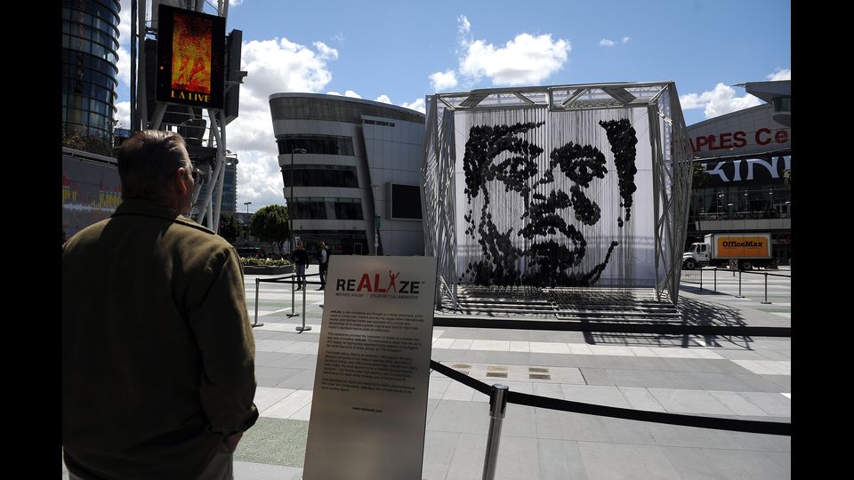 Una scultura di Muhammad Ali  a Los Angeles l'8 aprile 2011. Per questo ritratto l'artista Michael Kalish utilizza 1.300 sacchi da boxe, 6,5 miglia di cavi in acciaio inox, e 2.500 chili di tubo di alluminio