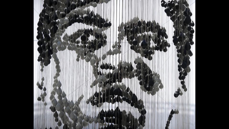 Una scultura di Muhammad Ali a Los Angeles l'8 aprile 2011. Per questo ritratto l'artista Michael Kalish utilizza 1.300 sacchi da boxe, 6,5 miglia di cavi in acciaio inox, e 2.500 chili di tubo di alluminio&nbsp;
