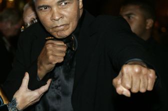 Addio a Muhammad Ali, leggenda del pugilato e dello sport. L'ex campione del mondo dei pesi massimi si &egrave; spento all'et&agrave; di  74 anni  a Phoenuix, in Arizona&nbsp;