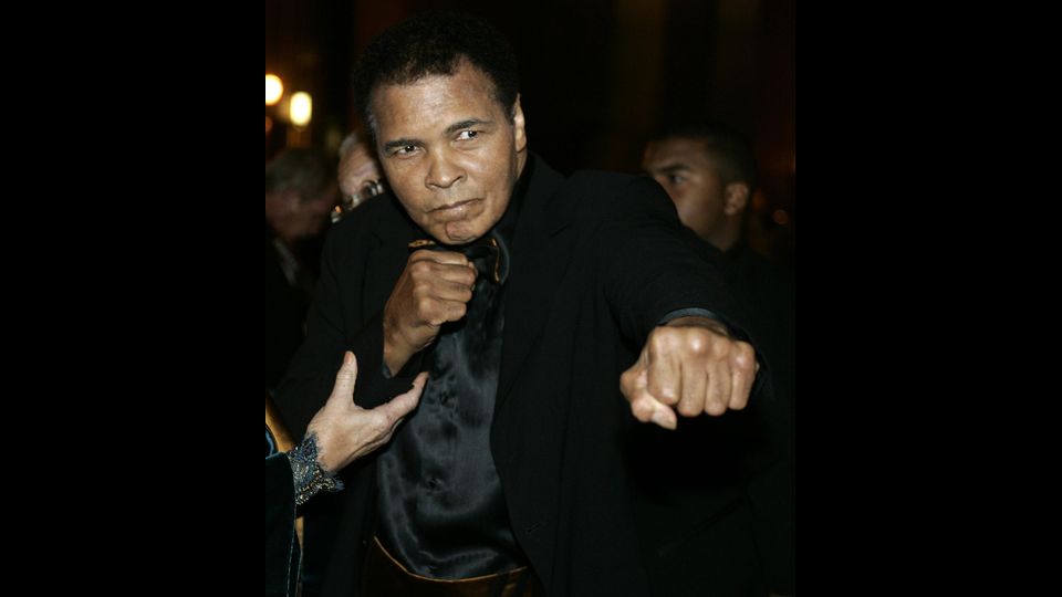 Addio a Muhammad Ali, leggenda del pugilato e dello sport. L'ex campione del mondo dei pesi massimi si &egrave; spento all'et&agrave; di  74 anni  a Phoenuix, in Arizona&nbsp;