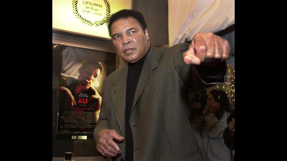 L'ex dei pesi massimi  posa per i fotografi al suo arrivo al Teatro Uptown a Washington, DC, per la prima di &quot;Ali&quot;, il 17 dicembre 2001. Will Smith interpreta Ali, il pugile controverso