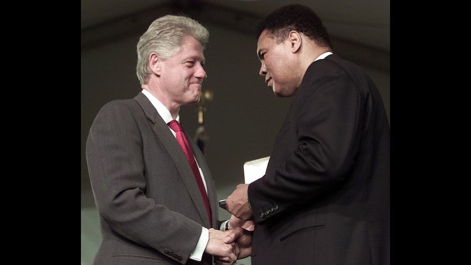 Il presidente degli Stati, Uniti Bill Clinton, consegna una medaglia alla leggenda del pugilato, 8 gennaio 2001, alla Casa Bianca a Washington, DC.