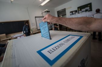 elezioni comunali seggio elettorale voto urna affluenza alle urne - agf