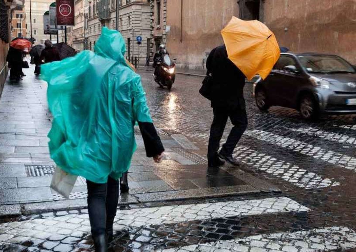 Maltempo: vento in Toscana, pioggia in Abruzzo, chiuse scuole a Prato e Montesilvano