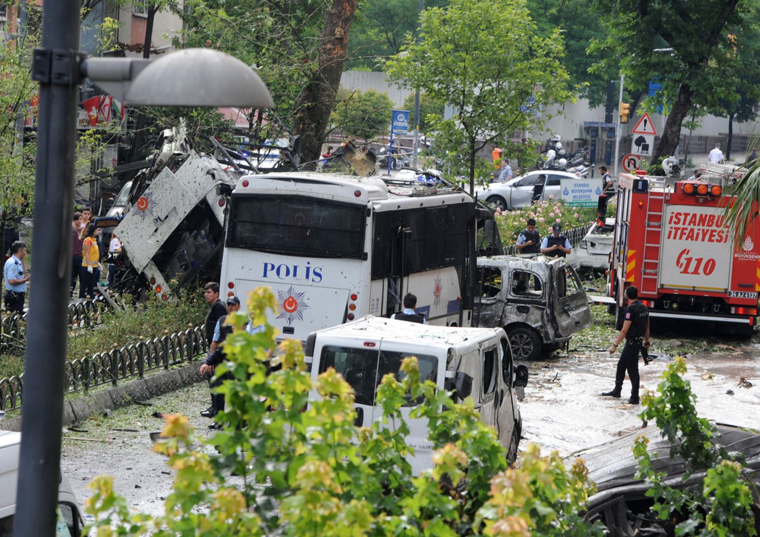 Autobomba contro polizia Istanbul Turchia