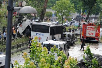 Autobomba contro polizia Istanbul Turchia