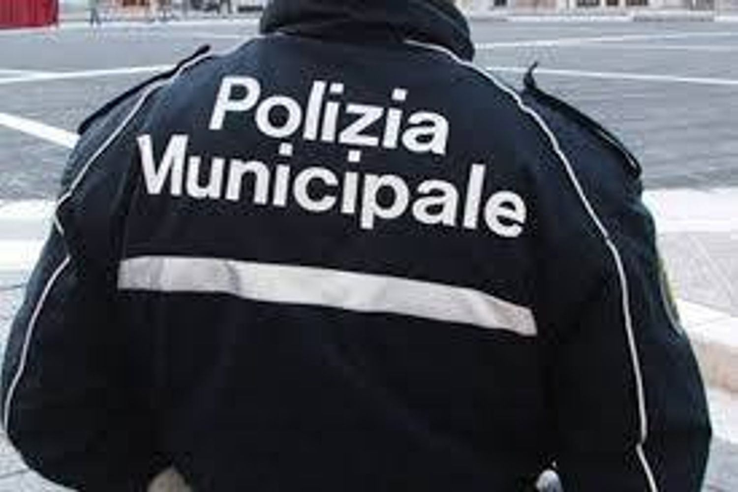 &nbsp;Polizia municipale poliziotto