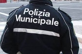 &nbsp;Polizia municipale poliziotto