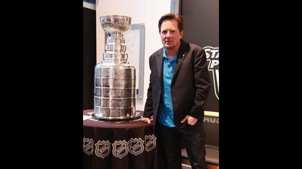 Maggio 2013: l'attore posa vicino alla Stanley Cup durante un evento promosso dalla Reebok (Afp)