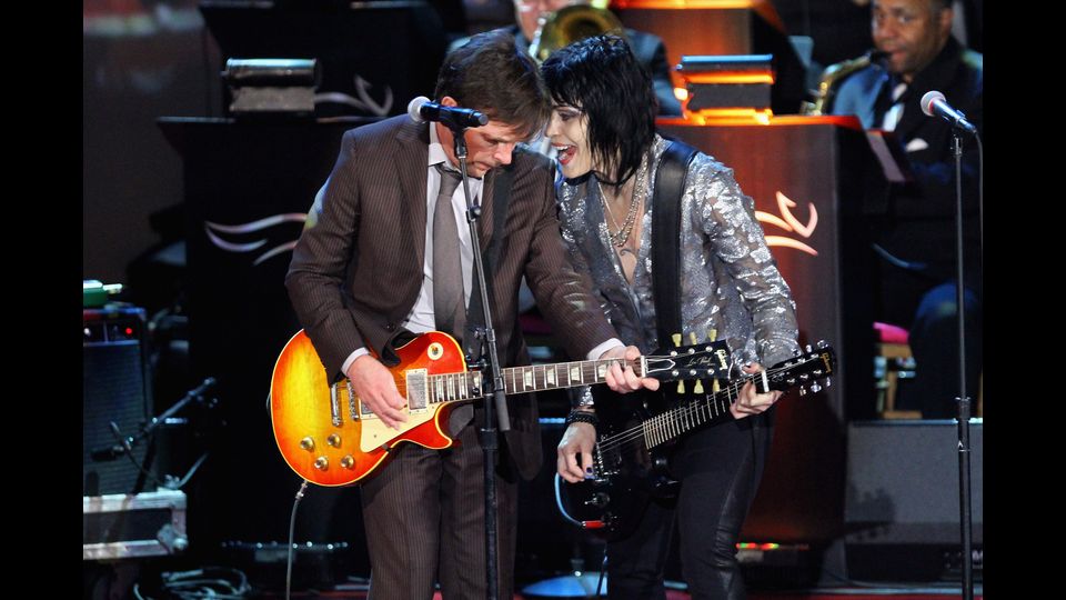 &nbsp;Novembre 2011: l'attore con Joan Jett durante un concerto in favore della manifestazione annuale per la ricerca delle cure contro il morbo di Parkinson&nbsp;(Afp)