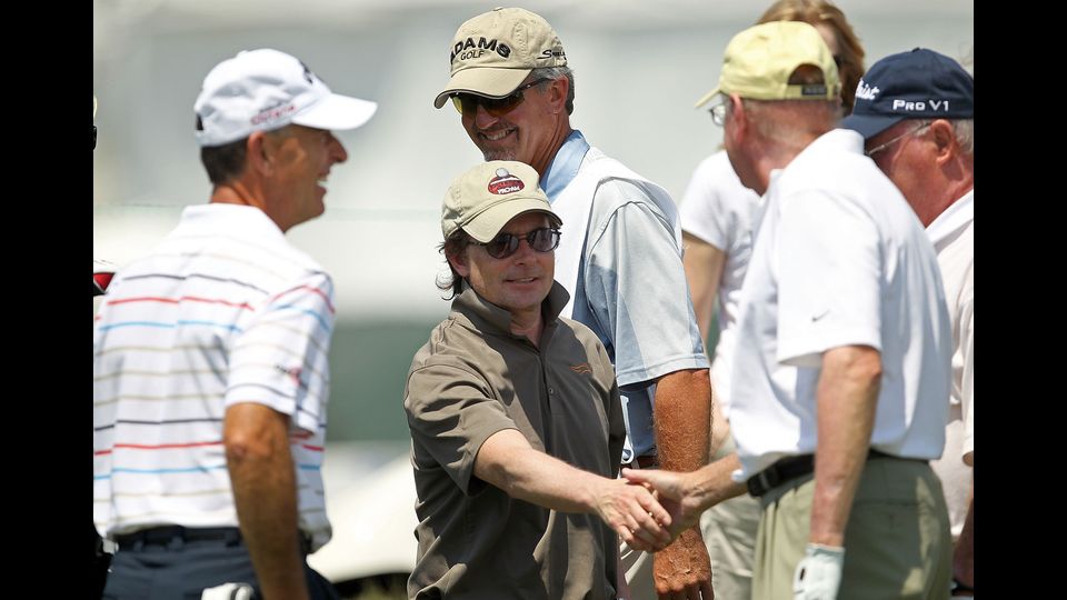 Aprile 2011: Michael J. Fox con i giocatori durante il primo round della &quot;Outback Steakhouse Pro-Am&quot; al TPC Tampa Bay Florida (Afp)