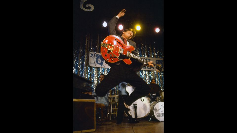 1985: Michael J. fox in una scena di &quot;Ritorno al fururo&quot; (Afp)