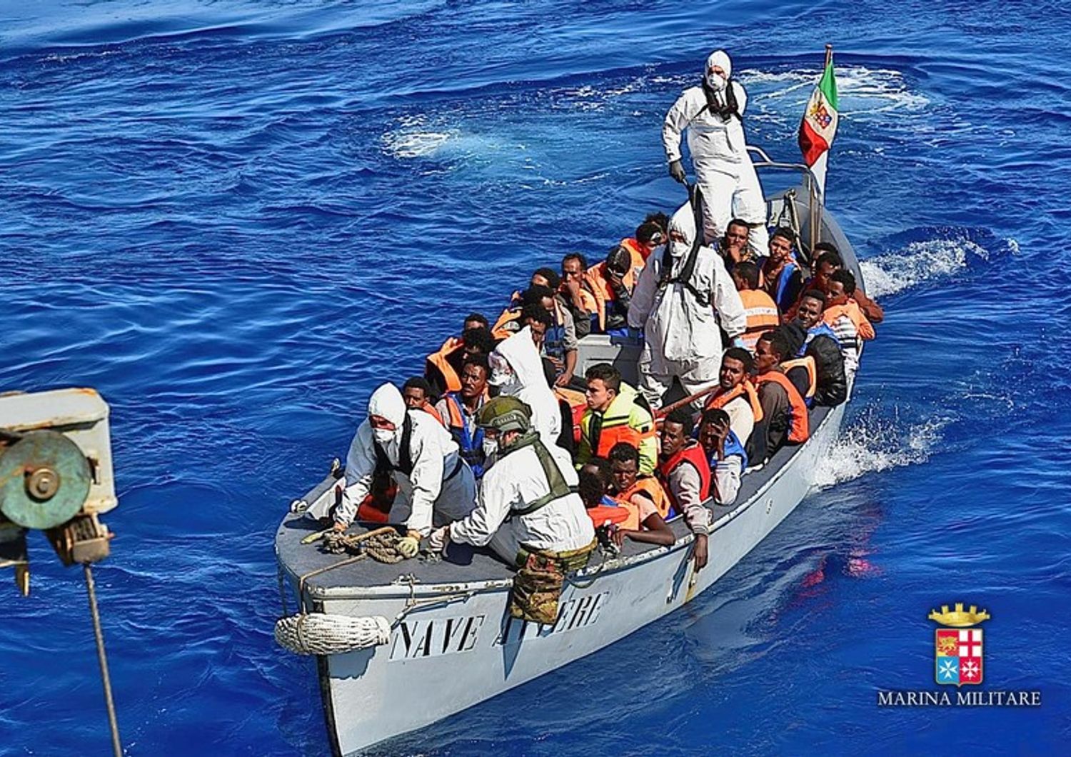 &nbsp;migranti immigrati soccorso barcone marina militare nave Aviere - sito