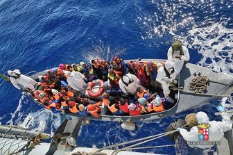 &nbsp;migranti immigrati soccorso barcone marina militare - sito