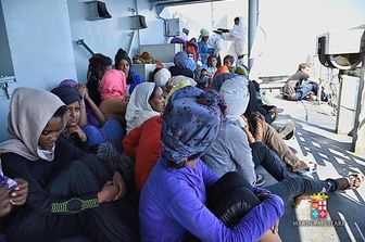 &nbsp;migranti immigrati soccorso barcone marina militare - sito