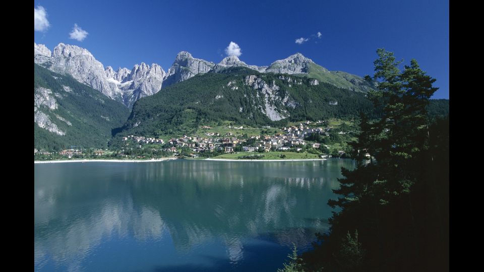 1) Lago di Molveno (Trentino Alto Adige)&nbsp;