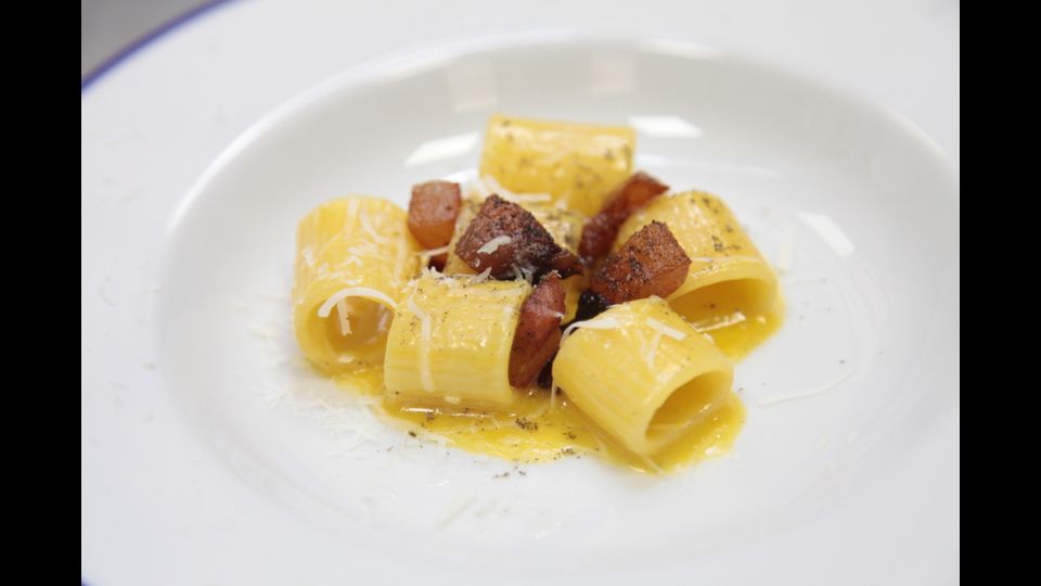 Un piatto di mezze maniche in carbonara