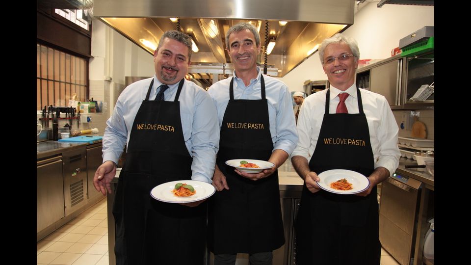 Riccardo Felicetti, presidente dei pastai di Aidepi, con Giuseppe di Martino (in rappresentanza del Sud) e Fabio Moro, in rappresentanza del Nord Italia, hanno messo il grembiule per preparare insieme gli spaghetti al pomodoro