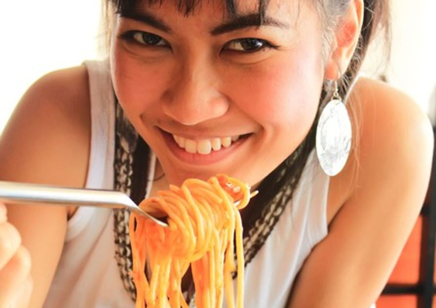 &nbsp;Una ragazza mangia gli spaghetti
